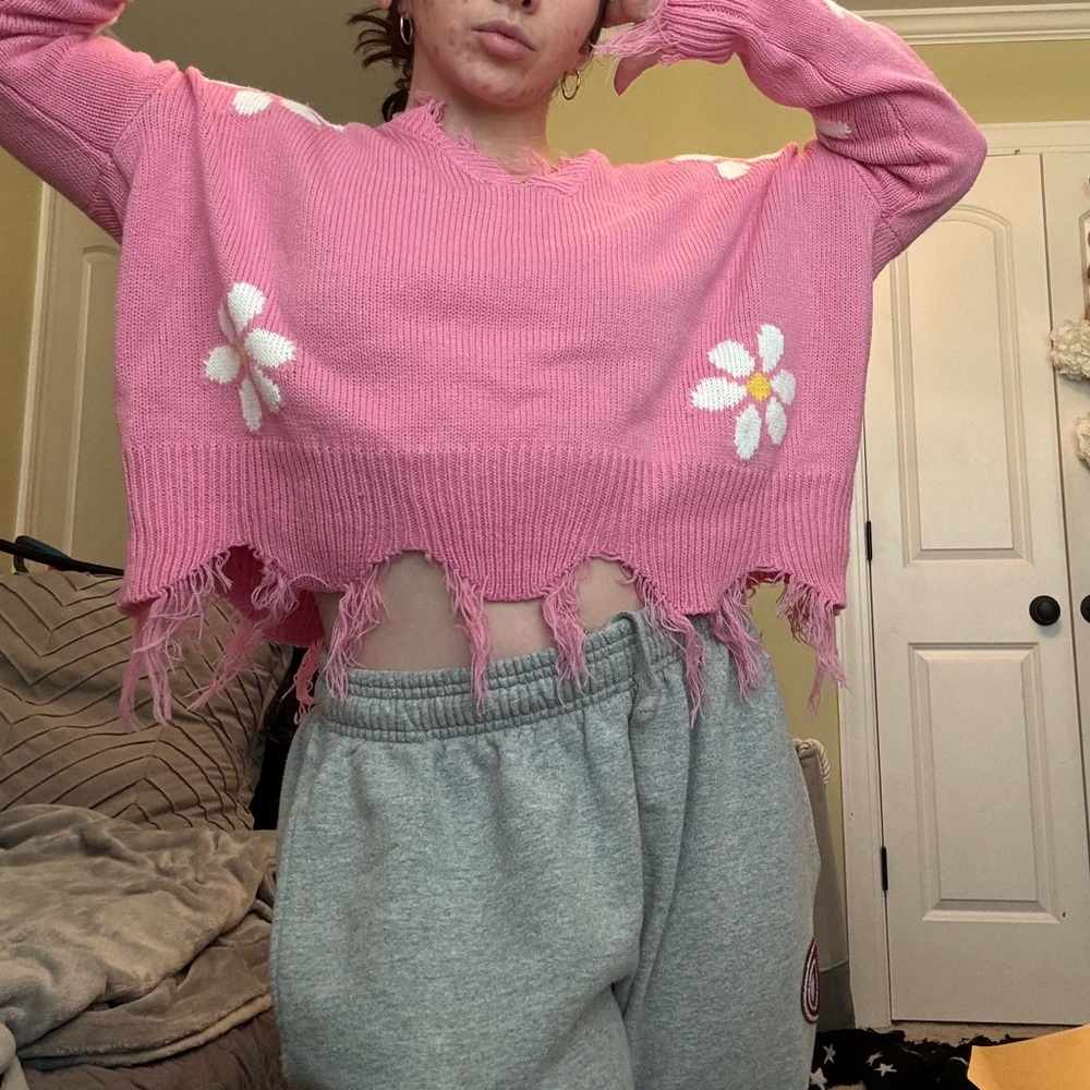 Distressed flower sweater 💕